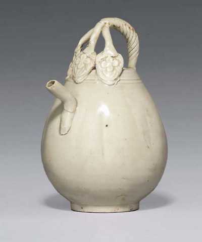 LIAO DYNASTY（907-1125） AN UNUSUAL DING-TYPE LOBED EWER